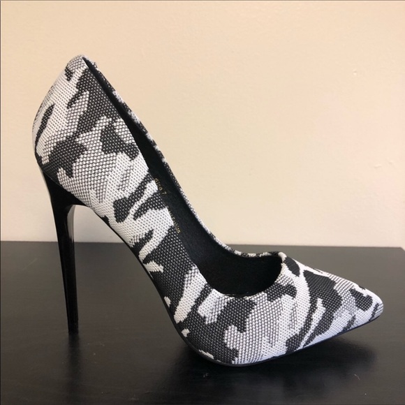 ♥️👠SOLD. ‼️ CAMOUFLAGE STILETTOS 👠 - Picture 2 of 8